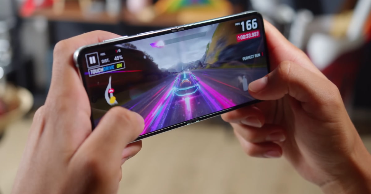 Samsung Galaxy Z Flip 5 performance testing by playing games